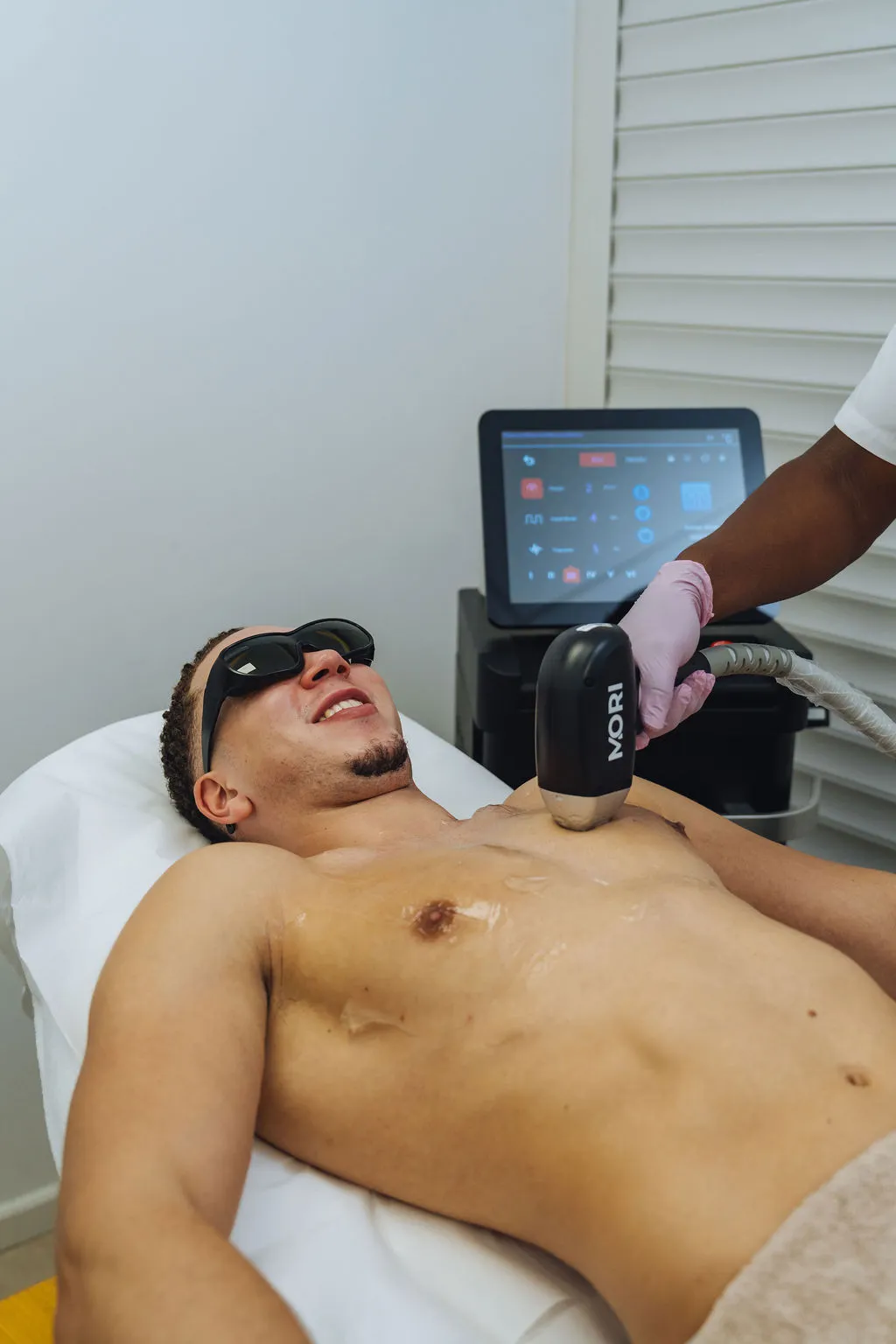 Laserbehandeling met de MORI Vision van bovenaf gezien bij Gloow